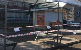 В Волхове приводят в порядок остановочные павильоны