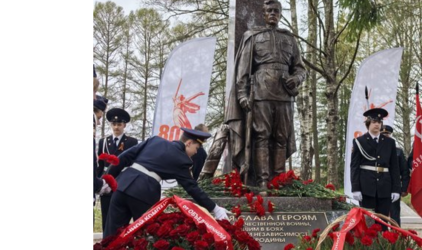 Вагоностроители в Тихвине торжественно открыли памятник Воина-освободителя