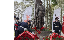 Вагоностроители в Тихвине торжественно открыли памятник Воина-освободителя