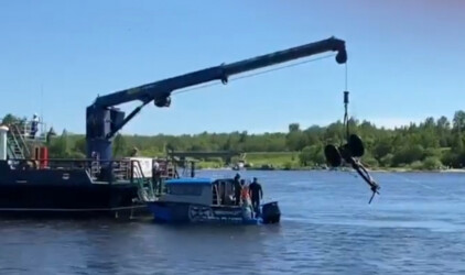Ленинградский губернатор принял участие в поднятии со дна Невы советской пушки в Кировском районе