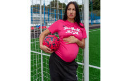 Главная Футбольная мама может родить прямо на поле.
