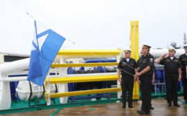 На судне "Всеволод Бобров" поднят Андреевский флаг