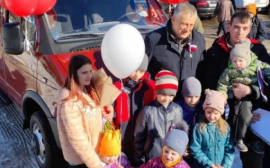 Губернатор Ленинградской области Александр Дрозденко вручил ключи от новгого микроавтобуса "Газель" многодетной семье