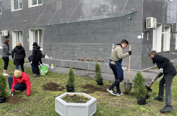 Волонтеры РЖД благоустроили территорию Петербургского онкоцентра