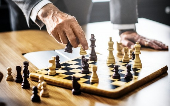 Генеральный директор ФосАгро Андрей Гурьев вручил кубок Чемпиона мира по шахматам норвежскому гроссмейстеру Магнусу Карлсену