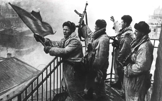Ветераны получили выплату к 80-летию освобождения Ленинграда